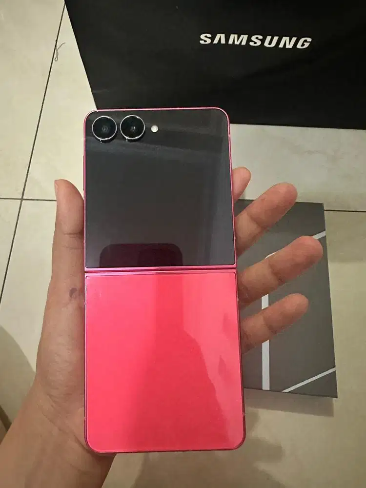 Samsung galaxy Z flip7 (LIKE NEW)