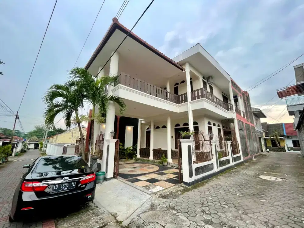 Rumah Hook Full Furnish 260 m²: Karena Hidup Terlalu Singkat Untuk Tinggal di Rumah Yang Penting Ada