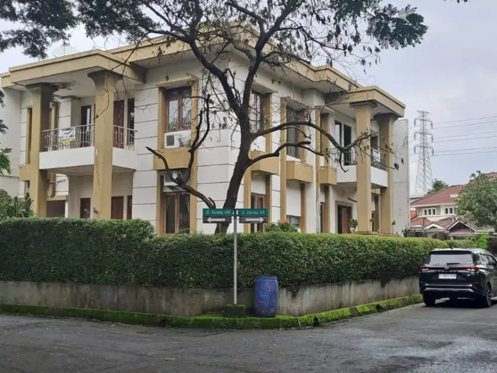 Di jual rumah Perumahan Palem semi karawachi hoek