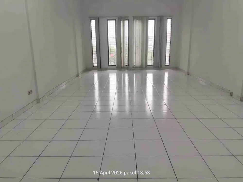 Lokasi strategis area ramai