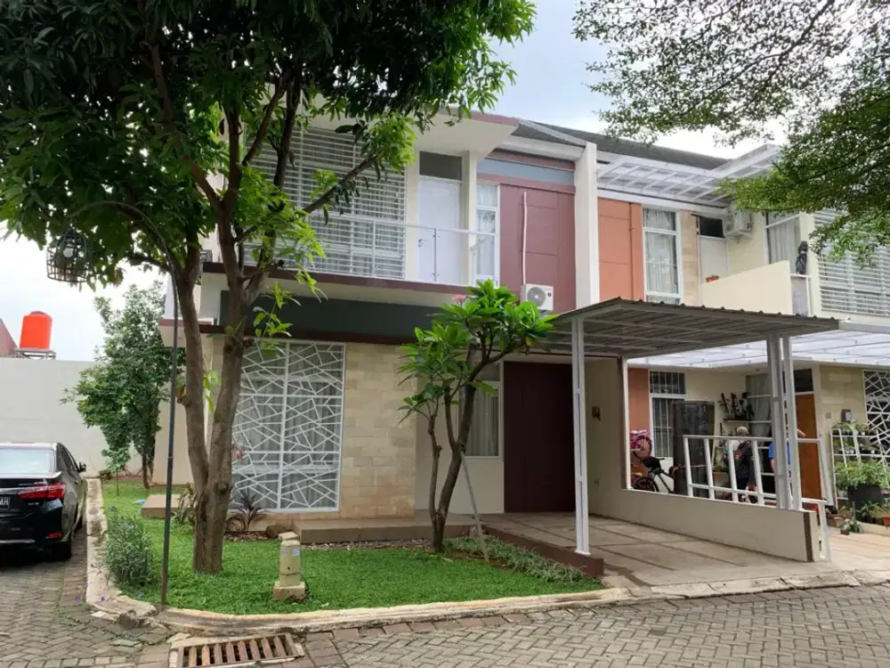 Rumah Keren Di Hoek Depan Taman Tanah Besar Dekat Stasiun Pondok Ranji