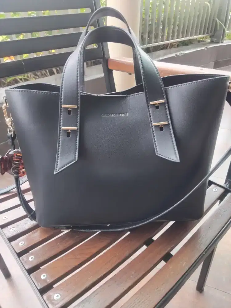 Tas selempang Charles n keith original 1000%