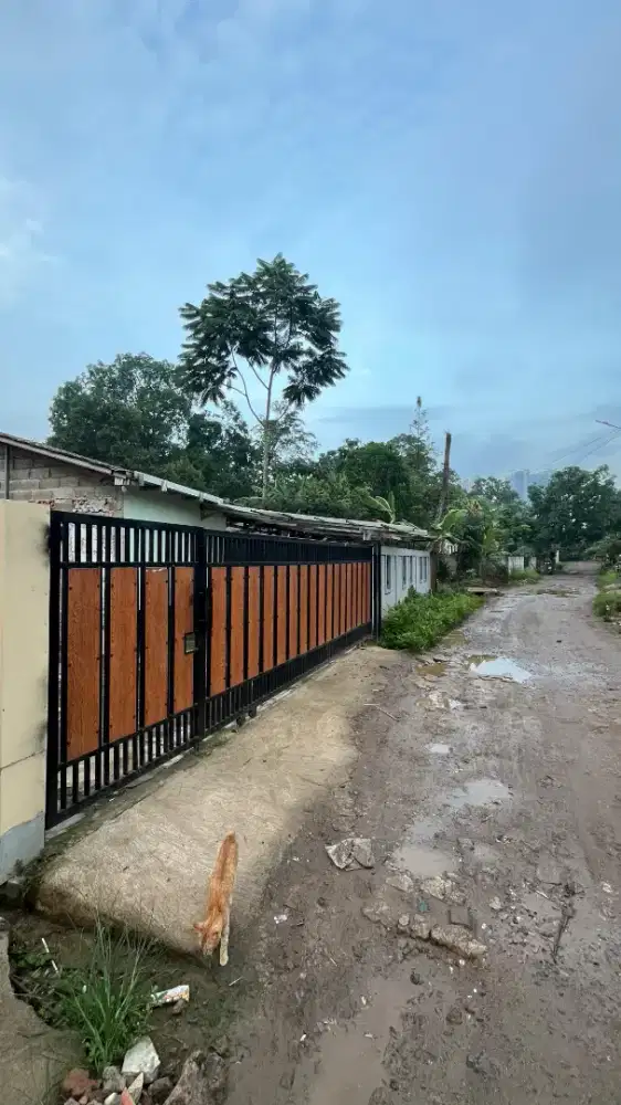 Dijual cepat tanah dan bangunan  LT 600 M2. Rumah 2 unit ada gudang