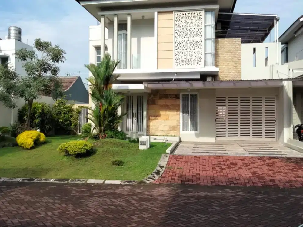 Disewakan Rumah Furnished Halaman Luas di Perumahan Green Hills Residence, Sleman
