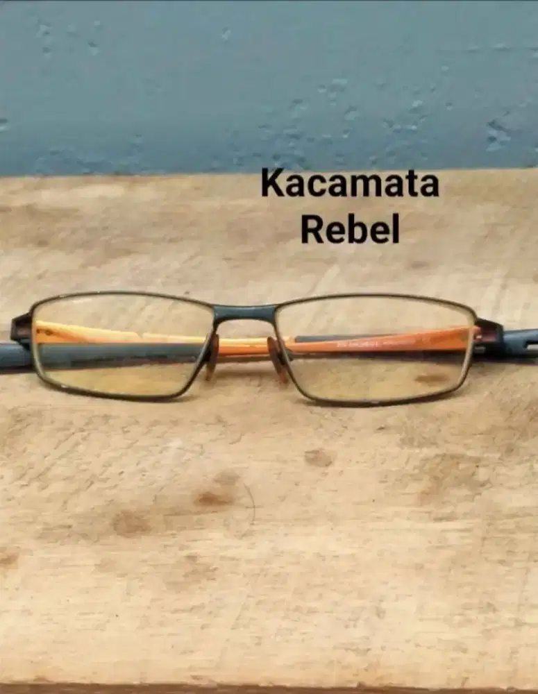Kacamata Rebel fram