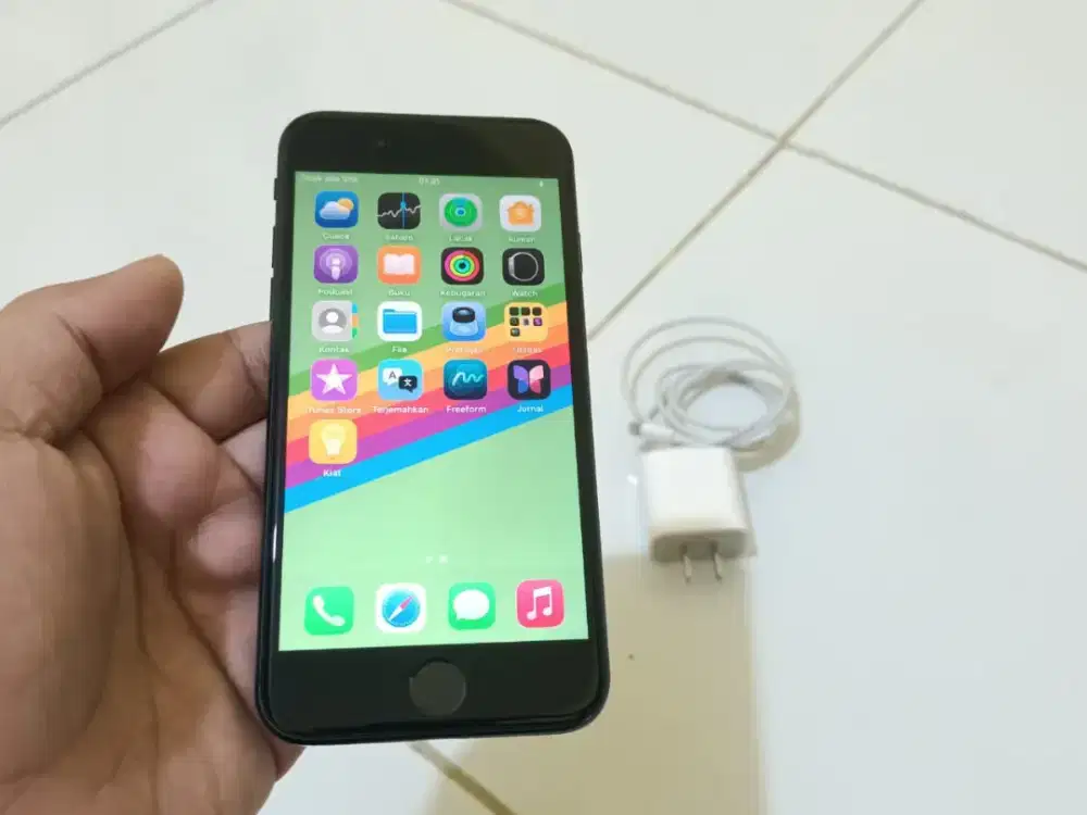 BUTUH UANG iPhone SE Gen 2 64GB Hitam ALL Operator Full Original Apple