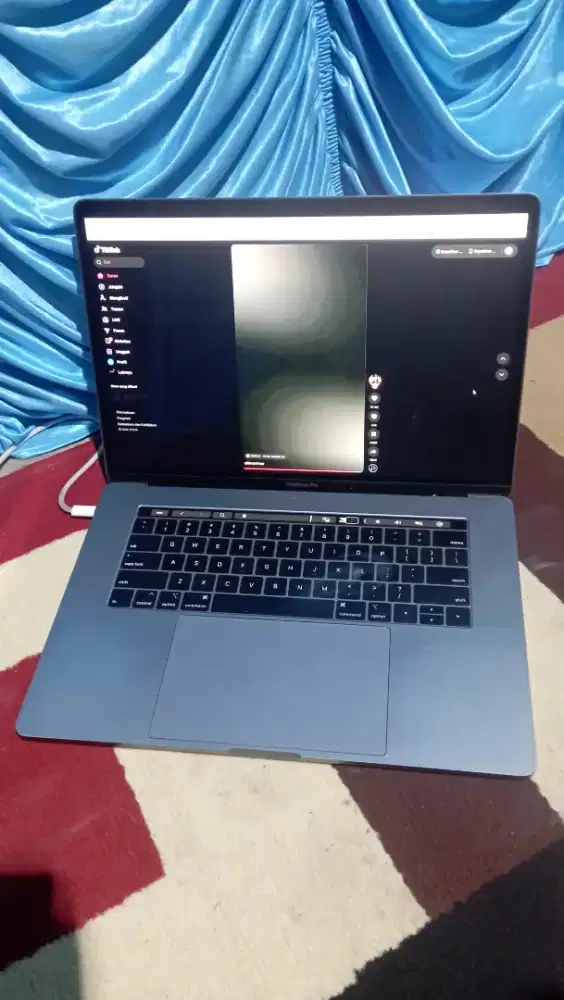 jual macbookpro 15incs 16gb 2019