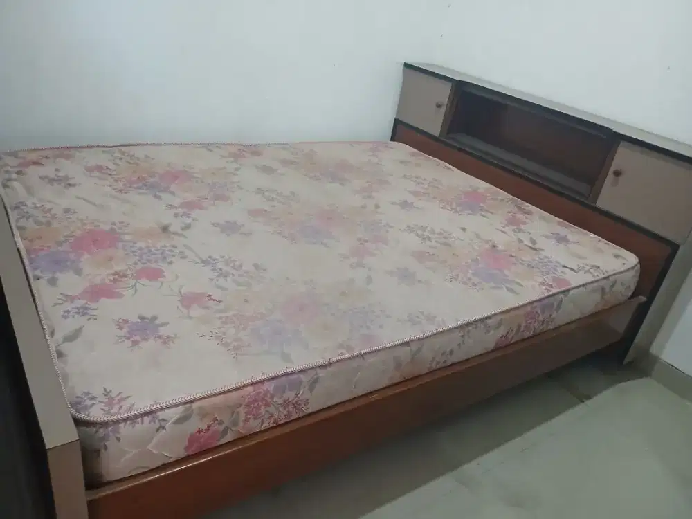 Bed kayu ada 2 ukuran 160 dan 120( model kong hap lie dan minimalis