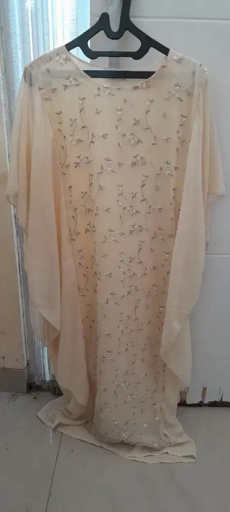 Dress wanita warna krem