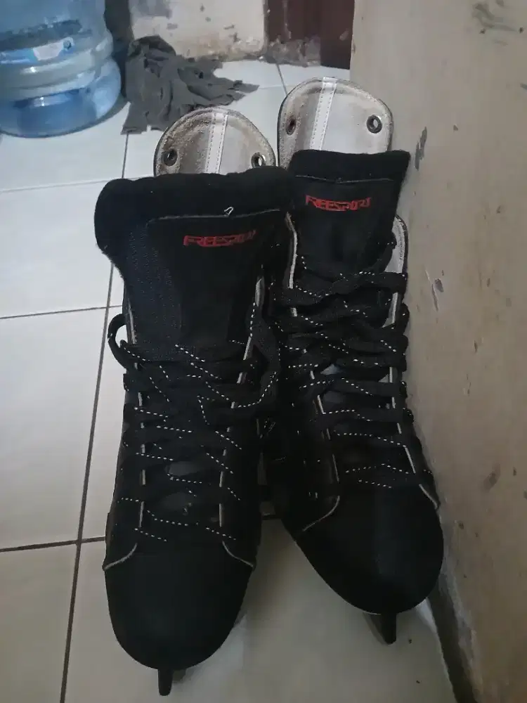 SEPATU ICE SKATING