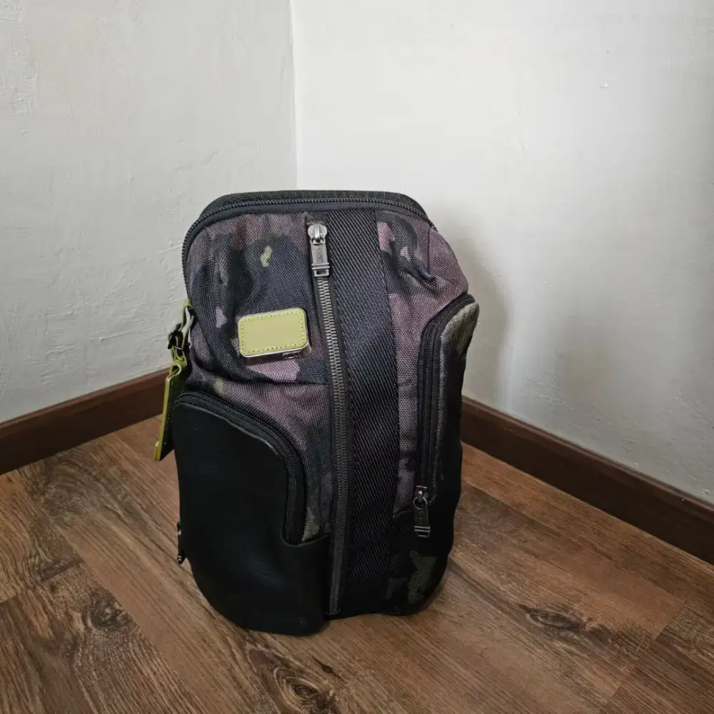Tumi alpha bravo saratoga smith camoeflage slingbag