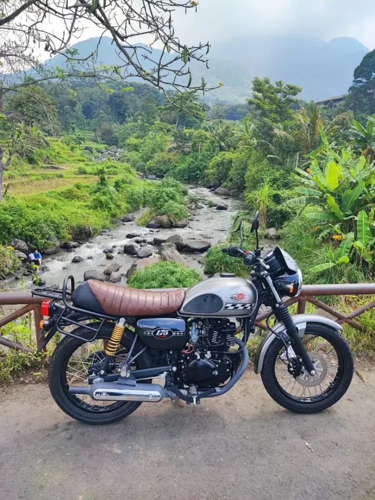 Kawasaki W175 Cafe Mulus KM 2700