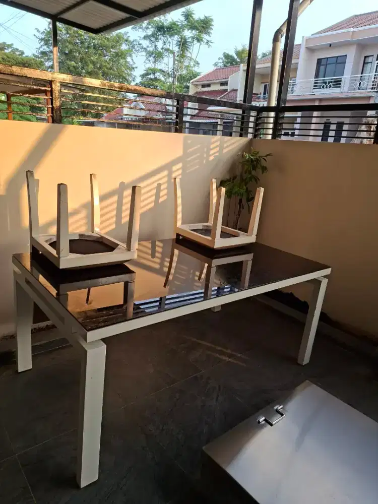 Meja Makan Kaca