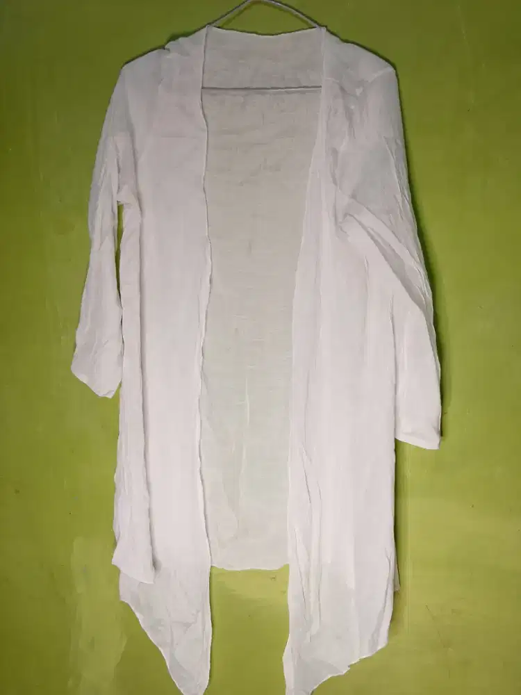 Cardigan putih.