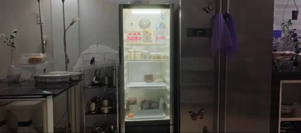 Kulkas Showcase Minuman Polytron