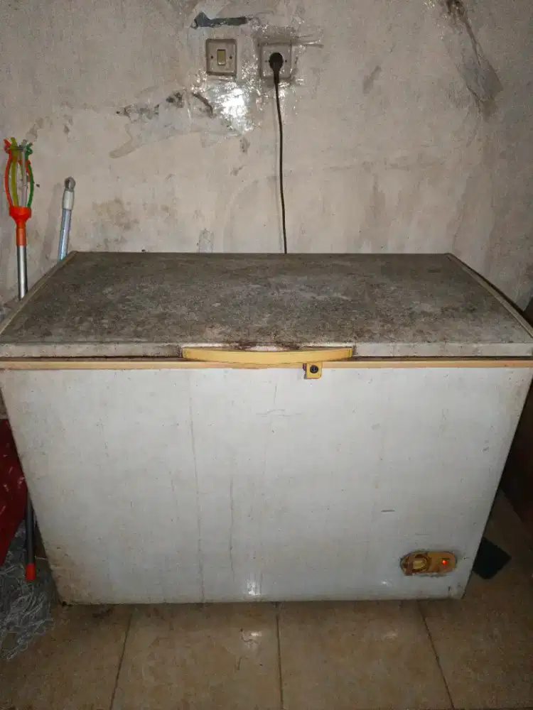 Freezer bekas masih bagus 300 l
