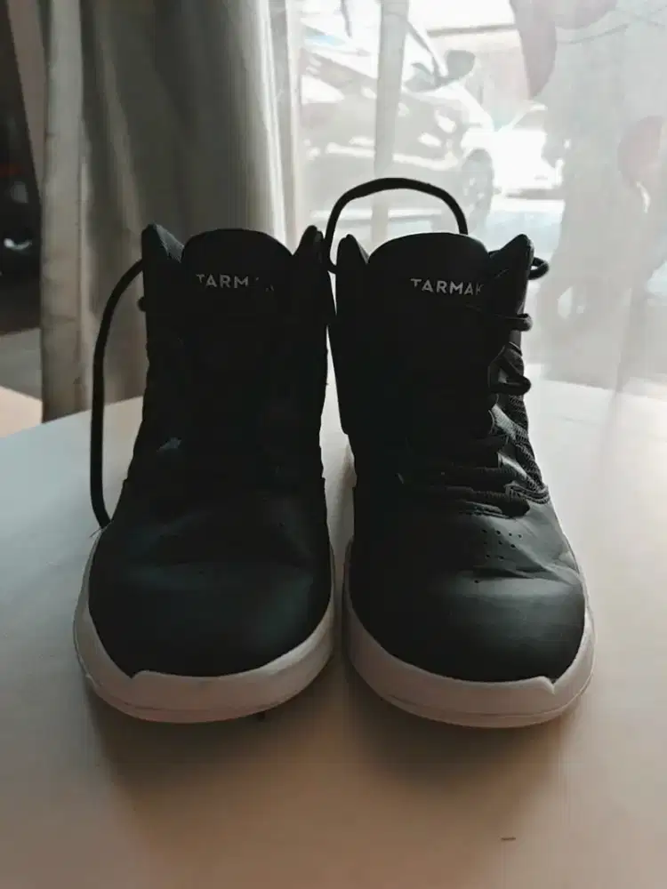 Sepatu basket anak tarmak ukuran 34
