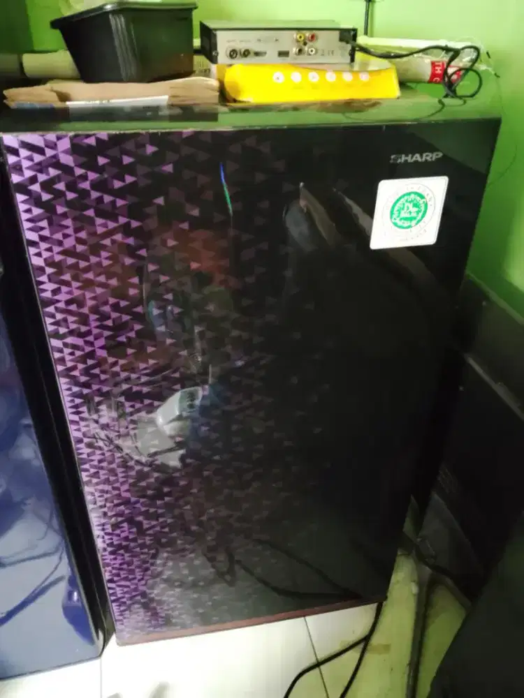 Kulkas 1 pintu merk SHARP normal siap pakai dingin beku nego tipis