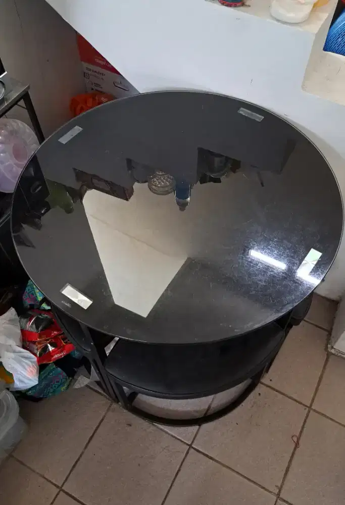 Meja makan kaca bulat minimalis