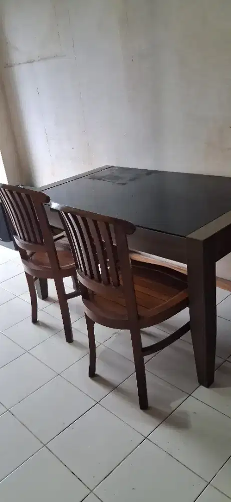 meja makan 2 kursi jati kondisi 90 %