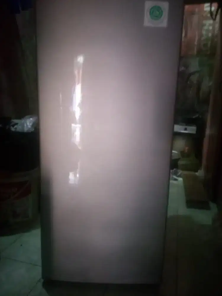 Frezer batu es SHARP