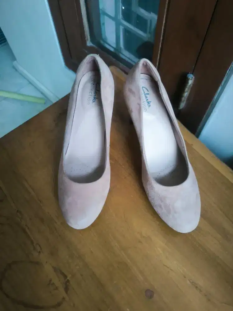 High heels sepatu kerja Clarks berhak tinggi