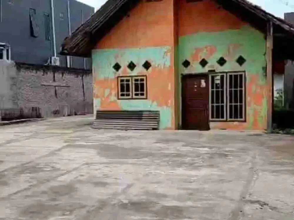 Di sewakan rumah  tua  ex resto.  Di rawalumbu.  Bekasi  Timur.