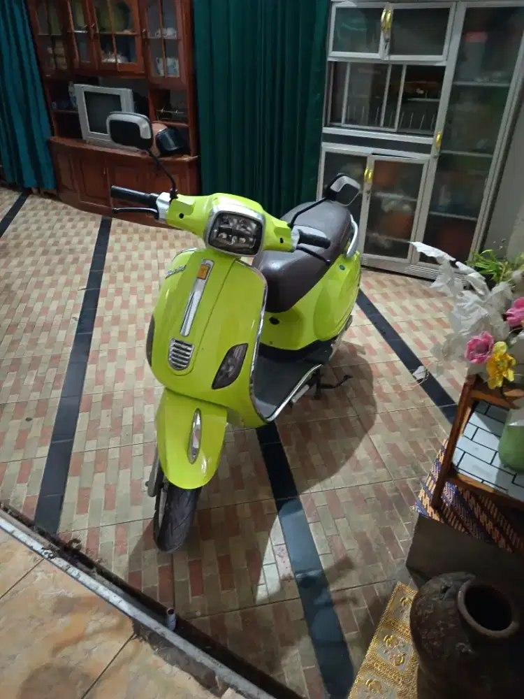 Sepeda motor listrik Uwinfly Hijau Pucuk tahun 2022