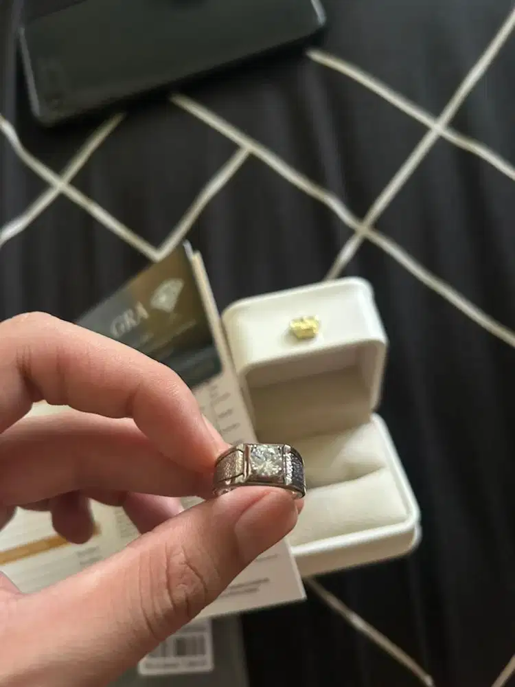 batu mulia Diamond Moissanite