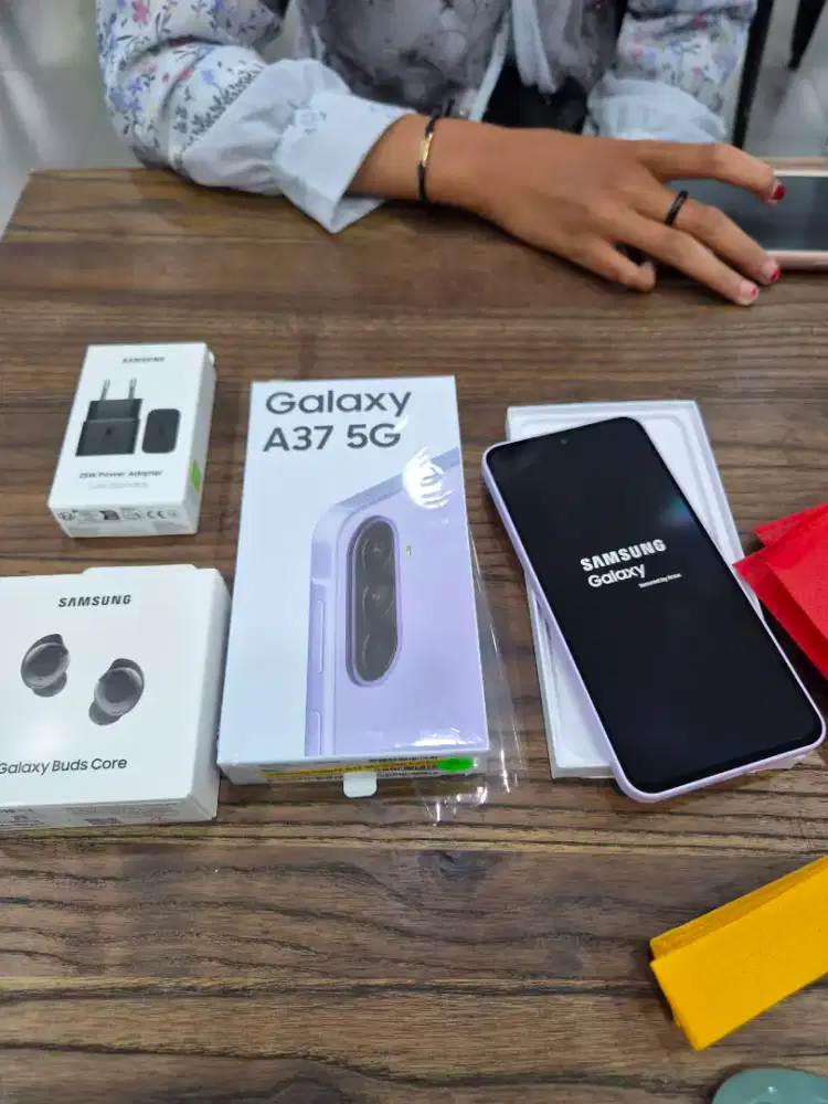 Samsung galaxy A37 free buds.core