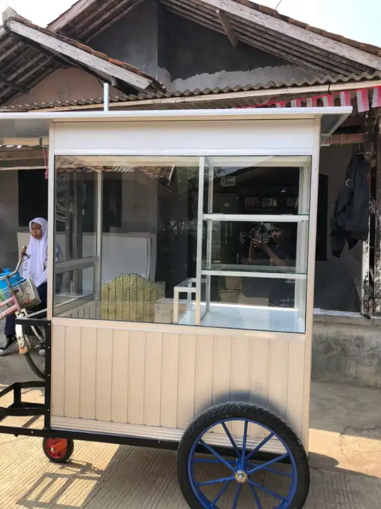 Karyawan gerobak gorengan