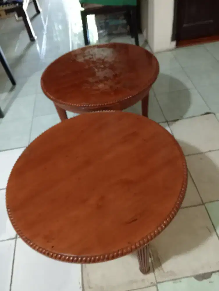 2 meja Kayu solid. Jati. Diameter 30 cm. Tinggi 45 cm