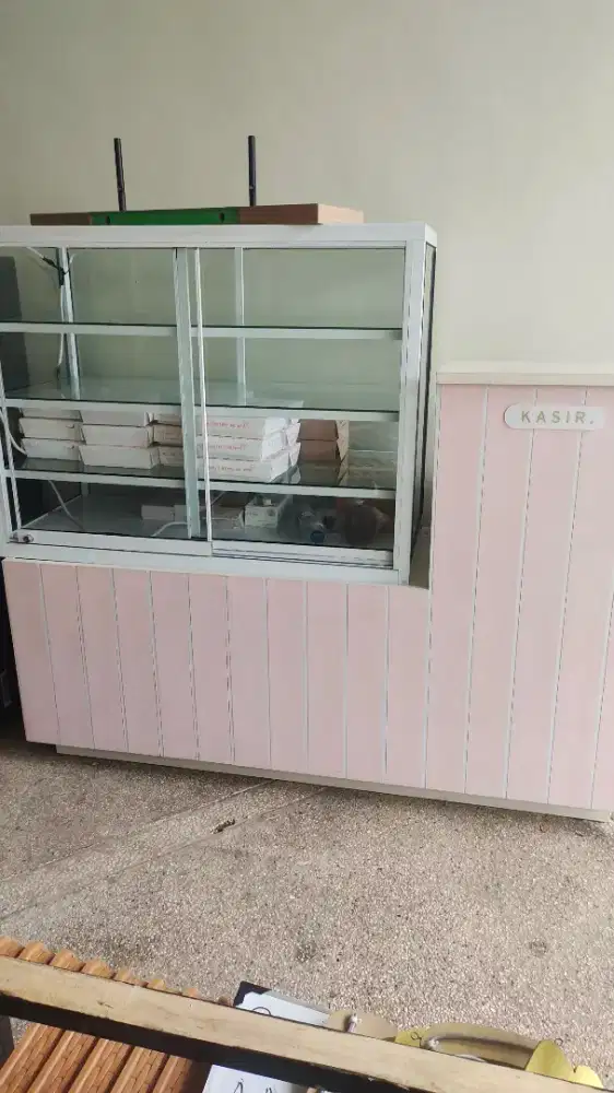Lemari etalase cantik