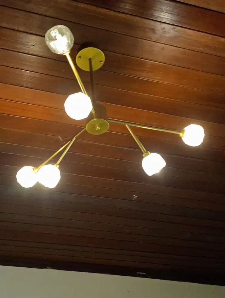 Lampu gantung.  6 bohlam