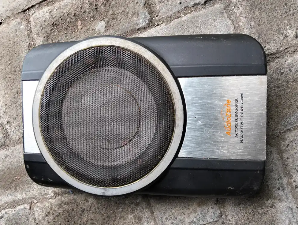 Subwoofer Kolong Mobil