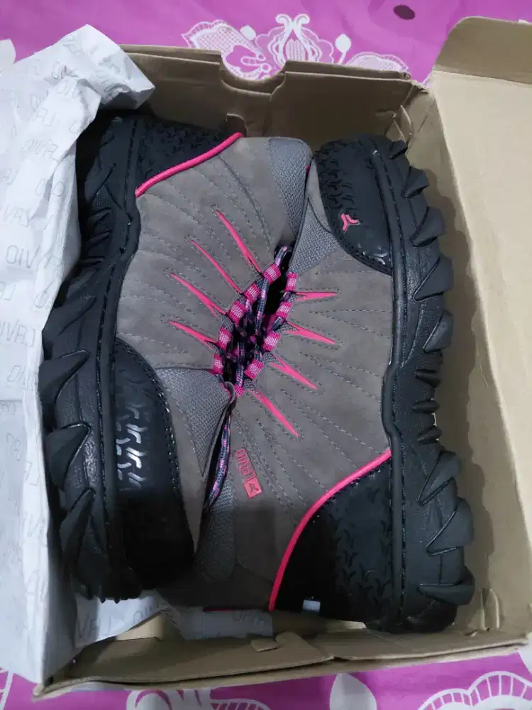 Sepatu gunung wanita
