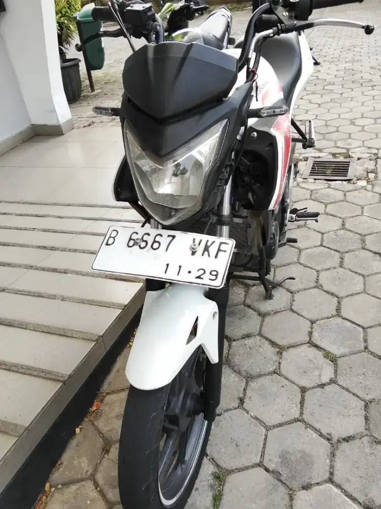 Honda CB150R old