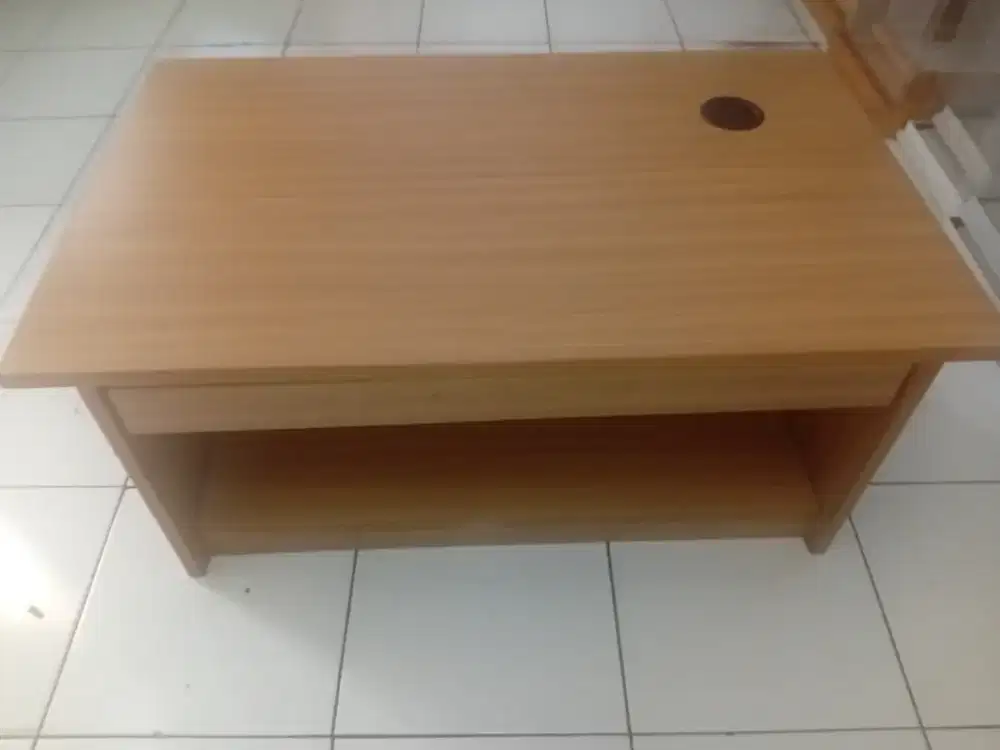 Meja kayu laci dan whiteboard