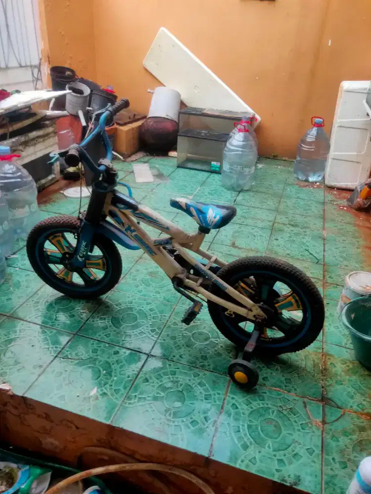 Sepeda anak kecil