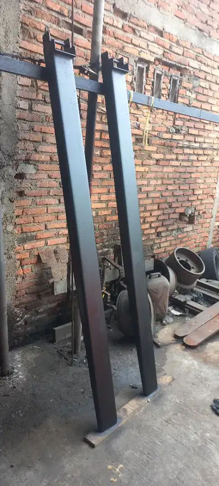 Sepatu garpu forklift