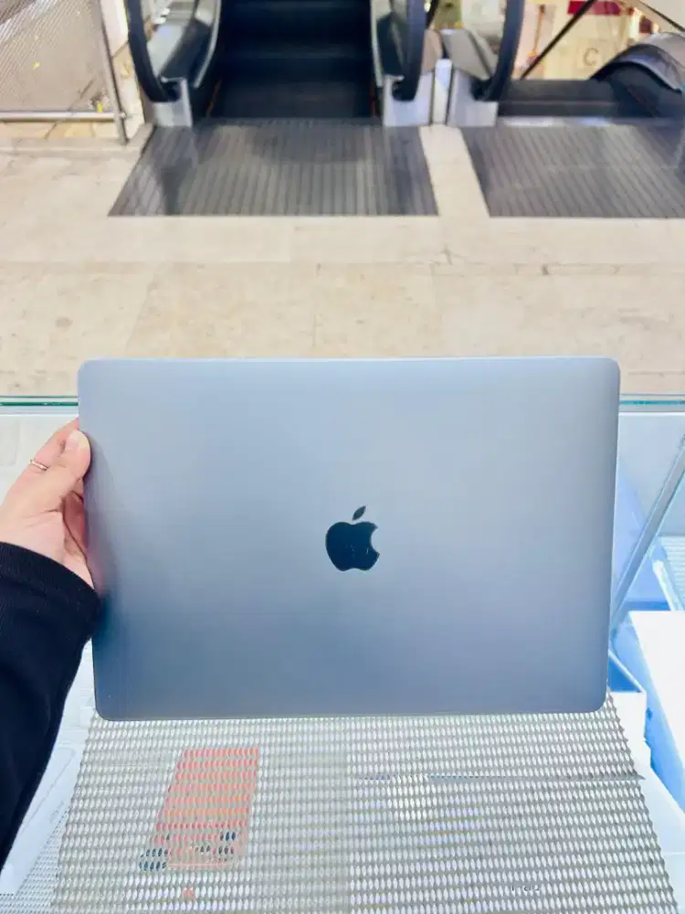 Macbook Pro 2020 Layar 13 inchi i5 16/256GB 1,4 GHz Quad-Core Intel i5