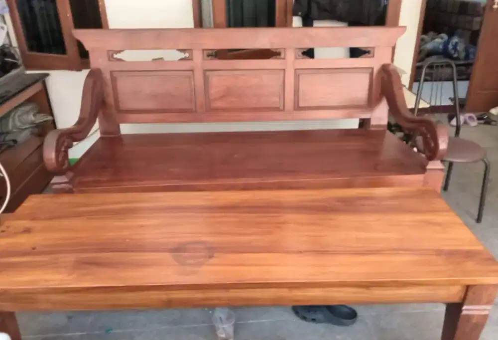 Meja dan kursi jati
