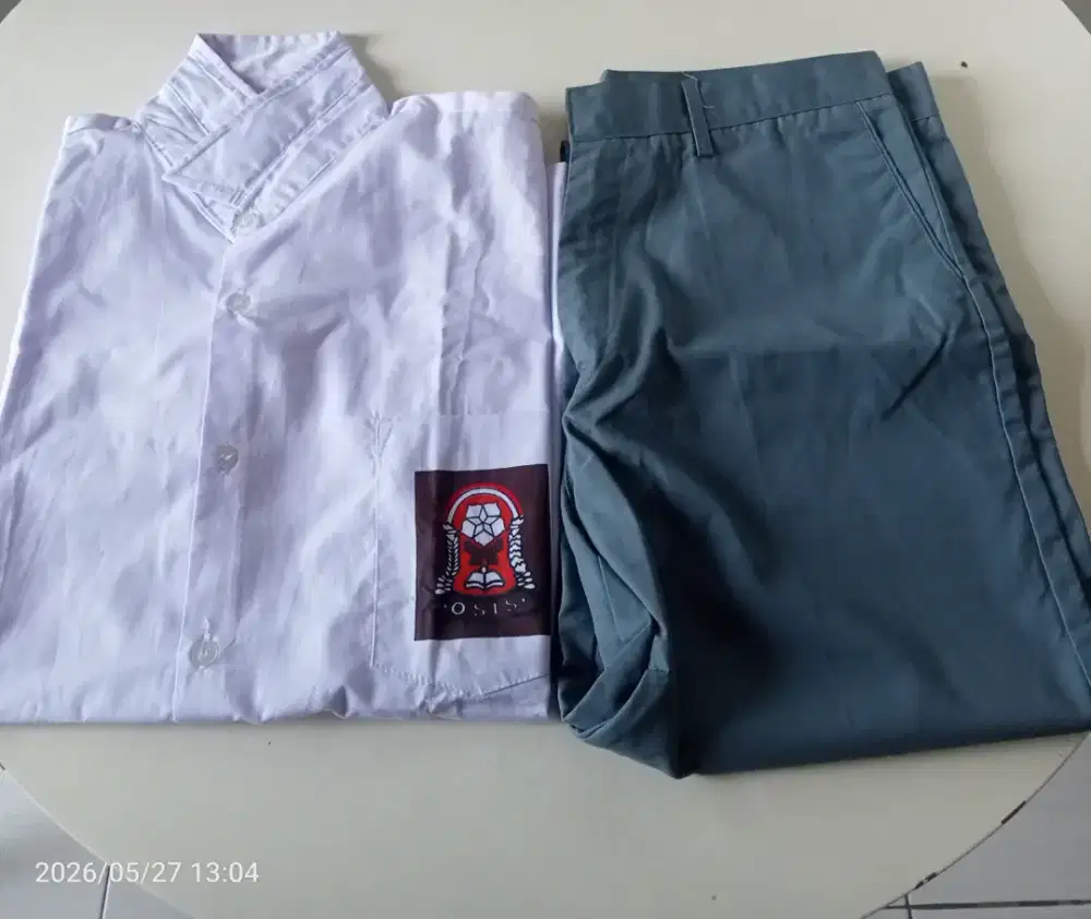Seragam sekolah celana no 31.baju L 4