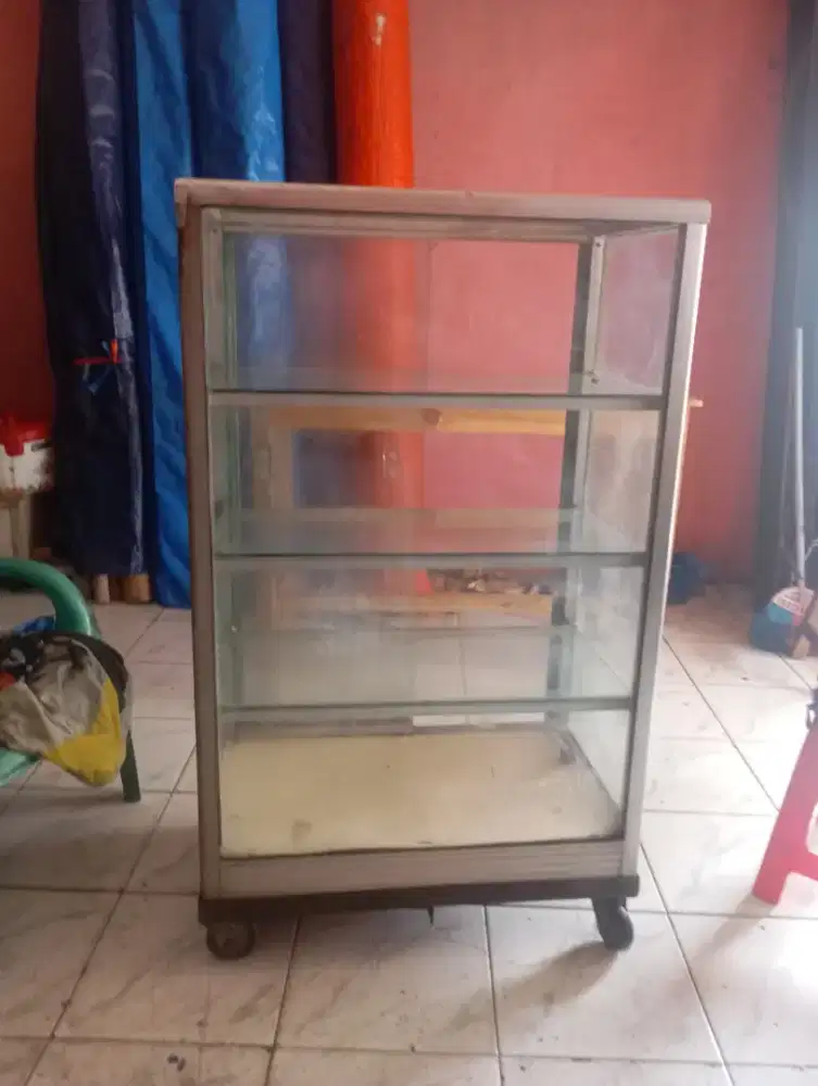 Etalase Kaca Aluminium Bekas Masih Kokoh