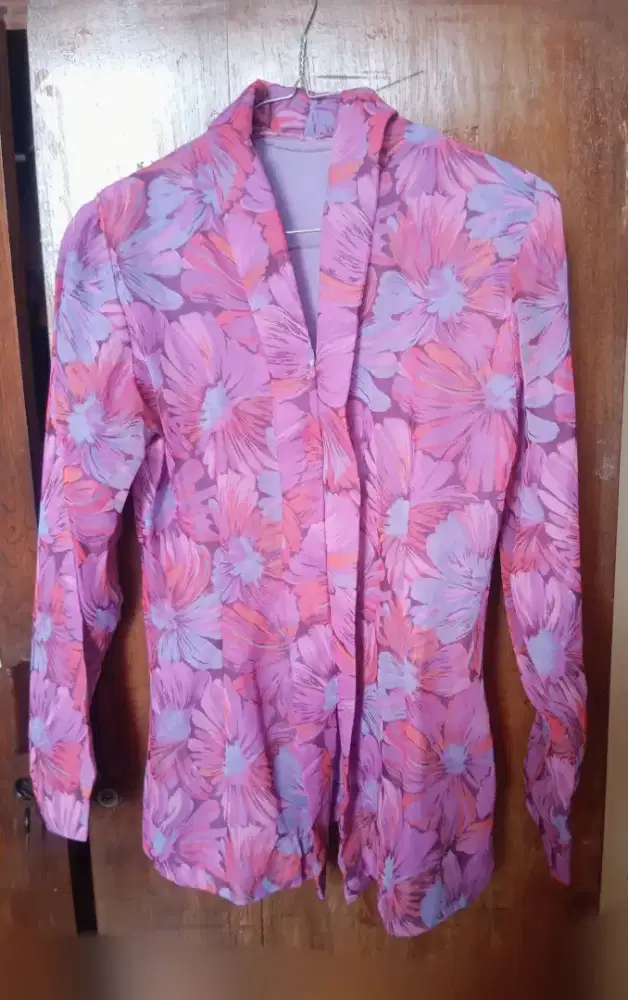 Kebaya preloved model Kartini, corak bunga, warna ungu