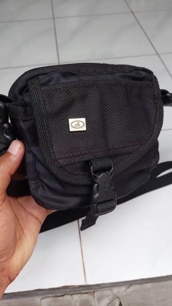 Tas Selempang Rei Hitam