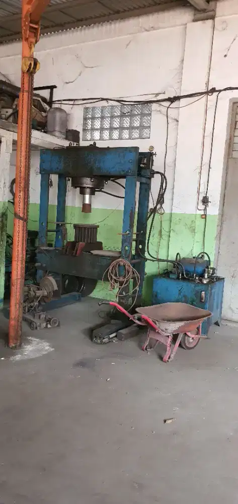 Mesin press hidrolik 100 Ton