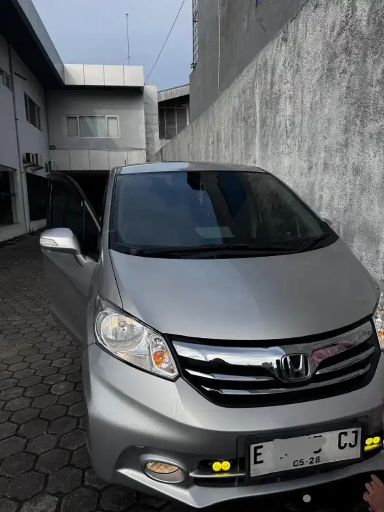 MOBIL HONDA FREED TAHUN 2013