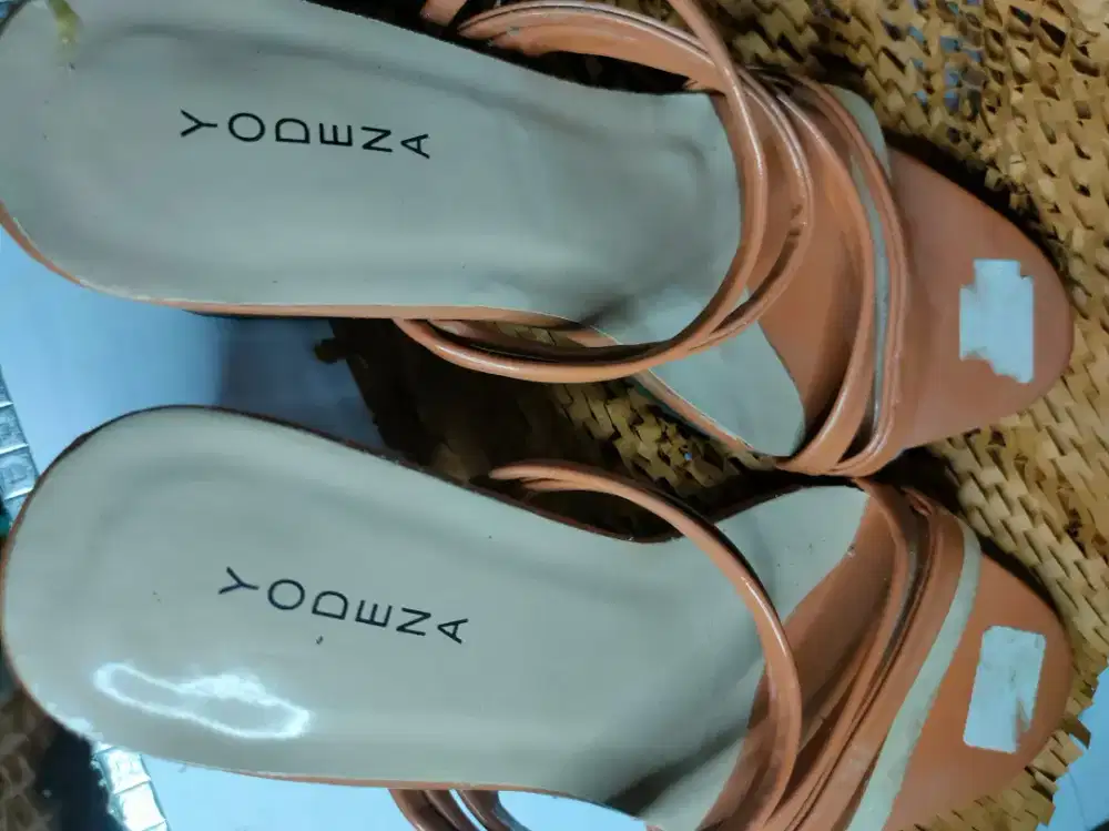 sepatu hak tinggi (high heels)