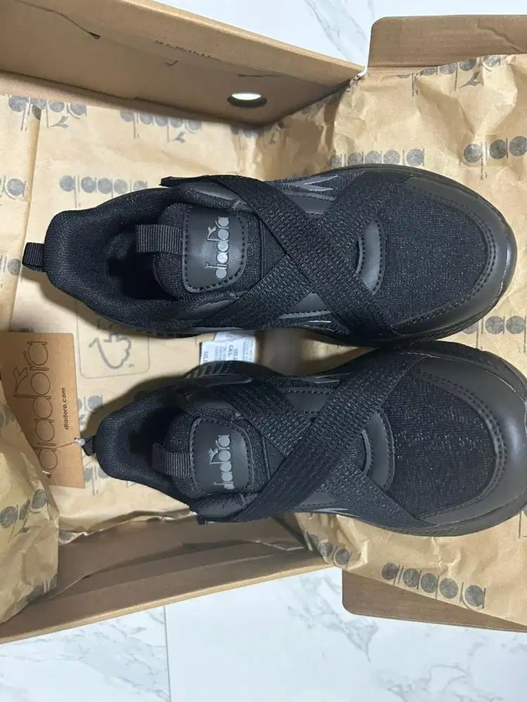 Sepatu anak Diadora